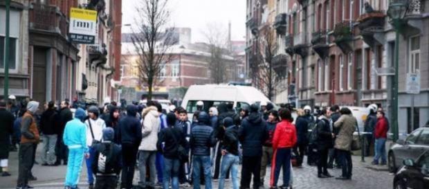 Tłum otoczył policję ⓒBELGA/La Libre Tłum otoczył policję ⓒBELGA/La Libre