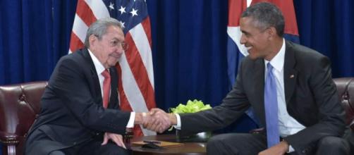 Raúl Castro y Barack Obama estrechando un saludo postergado