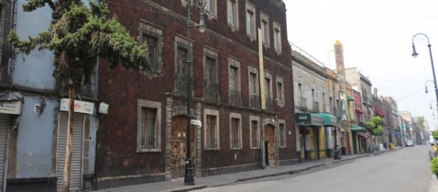 Fachada del edificio simulando homogeneidad para esconder la Sinagoga Fachada del edificio simulando homogeneidad para esconder la Sinagoga