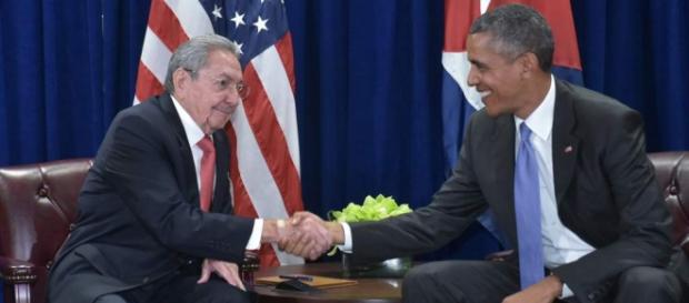 Raúl Castro y Barack Obama estrechando un saludo postergado Raúl Castro y Barack Obama estrechando un saludo postergado