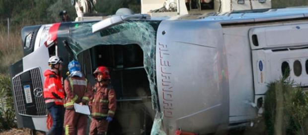 Trabajadores de emergencias ultiman el rescate Trabajadores de emergencias ultiman el rescate