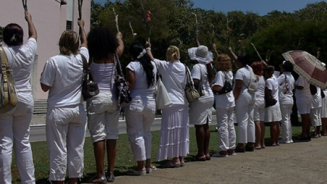 Una manifestazione delle Damas de blanco in Chiesa