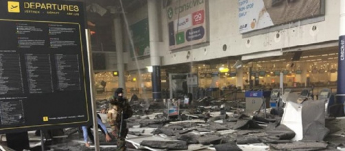 La hall distrutta all'aeroporto di Bruxelles.