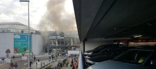 Aeroporto Bruxelles: il fumo dopo l'esplosione Aeroporto Bruxelles: il fumo dopo l'esplosione