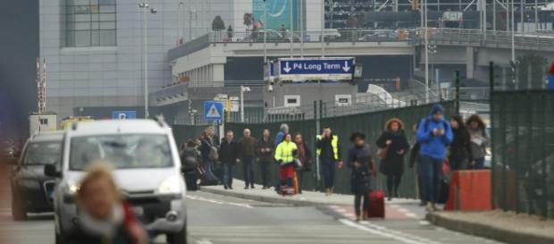 Cidadãos evacuaram calmamente o aeroporto de Bruxelas. Cidadãos evacuaram calmamente o aeroporto de Bruxelas.
