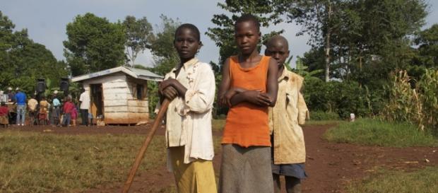 Crianças em Uganda. (Reprodução) Crianças em Uganda. (Reprodução)