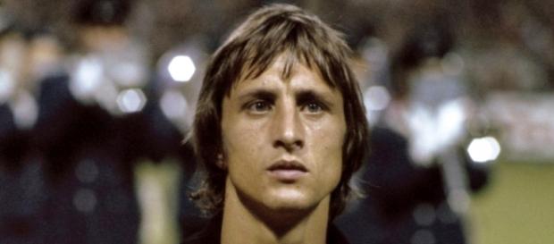 Cruyff defendiendo la camiseta de Holanda Cruyff defendiendo la camiseta de Holanda
