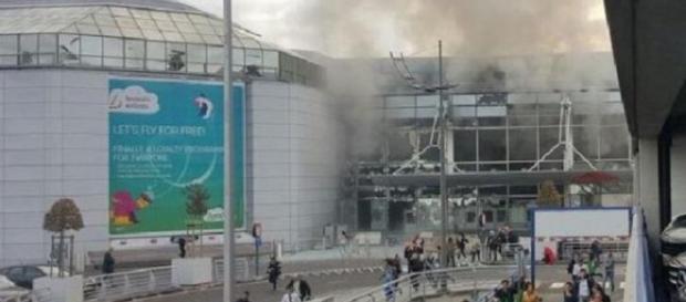 Momentos após as explosões no Aeroporto de Bruxelas; passageiros fogem. Momentos após as explosões no Aeroporto de Bruxelas; passageiros fogem.