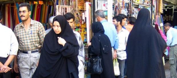 Mujeres islamicas pasean con el velo Mujeres islamicas pasean con el velo