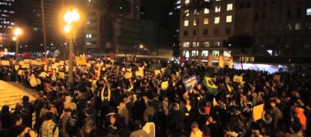 Protestos no Brasil por causa da operação lava-jato e "impeachment". Protestos no Brasil por causa da operação lava-jato e "impeachment".