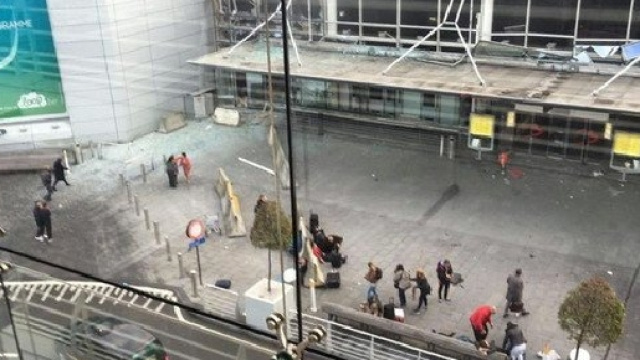 I momenti dopo l'esplosione a Bruxelles.