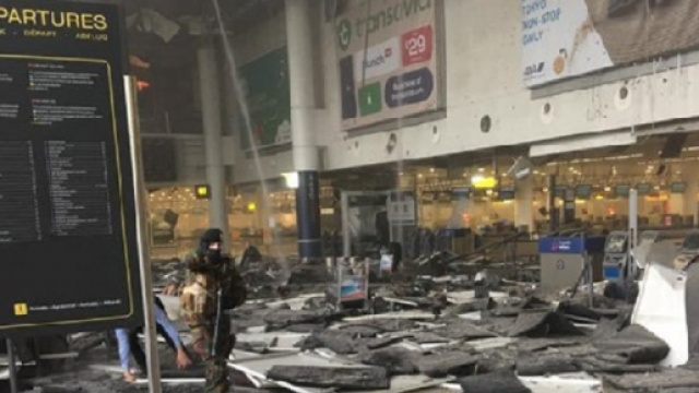 La hall distrutta all'aeroporto di Bruxelles.