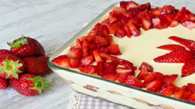 Tiramisù alle fragole e limoncello: un dessert freschissimo per l'arrivo della bella stagione.