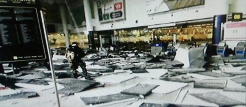 La distruzione in aeroporto dopo l'attentato kamikaze