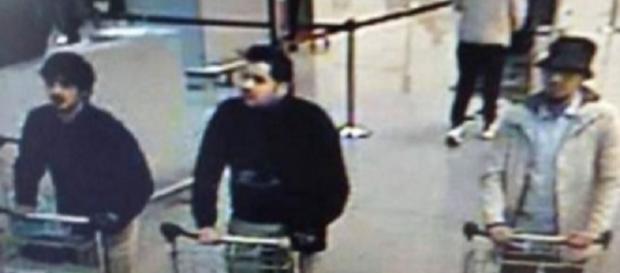 Attentato Bruxelles, con il cappello l'artificiere Attentato Bruxelles, con il cappello l'artificiere