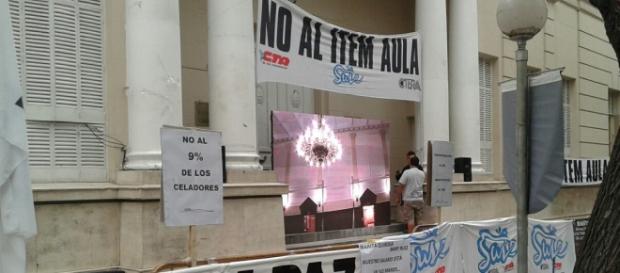 Carpa docente, vigilia al espera de las sesiones Carpa docente, vigilia al espera de las sesiones