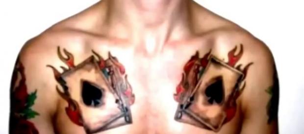 Hombre Tatuado en el pecho y brazos. Hombre Tatuado en el pecho y brazos.