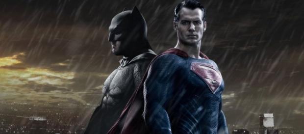 Homem morcego considera Superman e seus poderes como uma ameaça à raça humana Homem morcego considera Superman e seus poderes como uma ameaça à raça humana