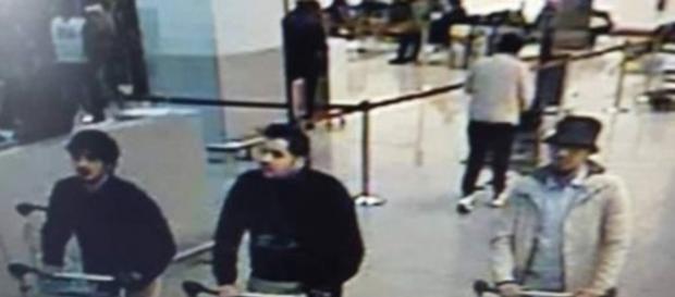 L'immagine dei tre attentatori diramata dalla polizia belga. L'immagine dei tre attentatori diramata dalla polizia belga.