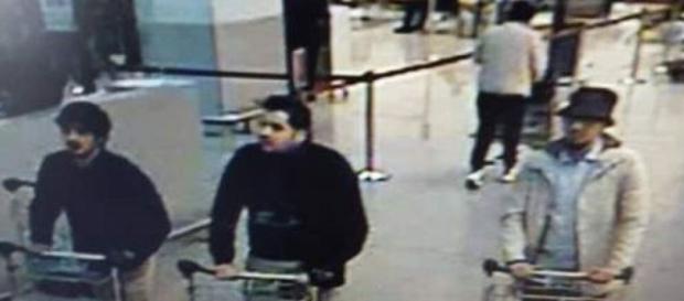 Nella foto, tre dei quattro terroristi. Uno di loro è in fuga (uomo a destra col capello) Nella foto, tre dei quattro terroristi. Uno di loro è in fuga (uomo a destra col capello)
