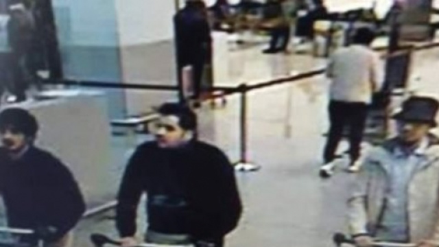L'immagine dei tre attentatori diramata dalla polizia belga.