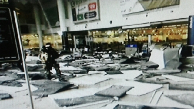 La distruzione in aeroporto dopo l'attentato kamikaze