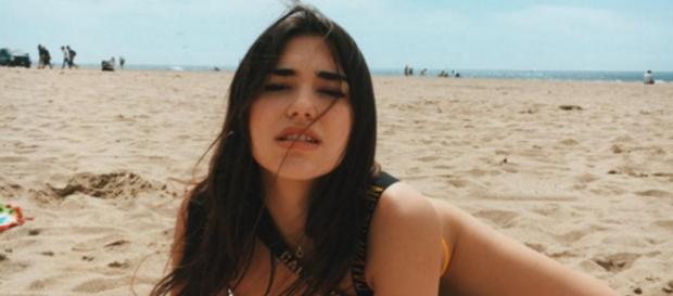 Dua Lipa (20) für ein Fotoshooting am Strand Dua Lipa (20) für ein Fotoshooting am Strand