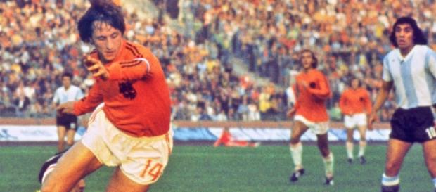 Johan Cruyff revolucionou o futebol jogando ofensivamente Johan Cruyff revolucionou o futebol jogando ofensivamente