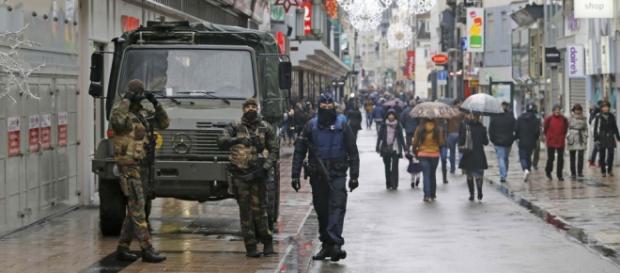 Polícia belga realiza força-tarefa contra terroristas do Estado Islâmico Polícia belga realiza força-tarefa contra terroristas do Estado Islâmico