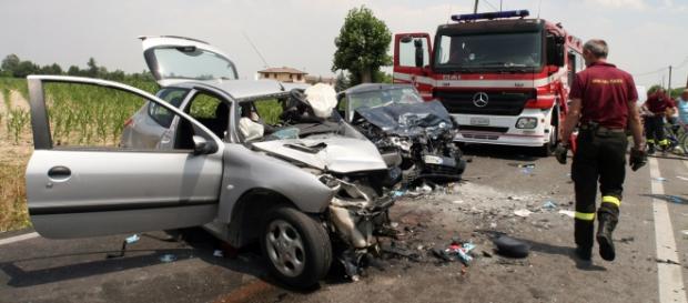 Incidente stradale in Francia: 12 morti Incidente stradale in Francia: 12 morti