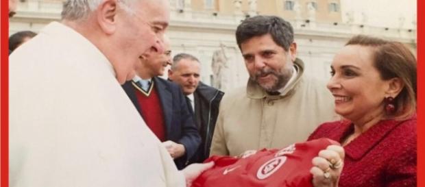 Papa recebendo a camisa do Inter de Claudia Falcão e Giovani Gazen Papa recebendo a camisa do Inter de Claudia Falcão e Giovani Gazen