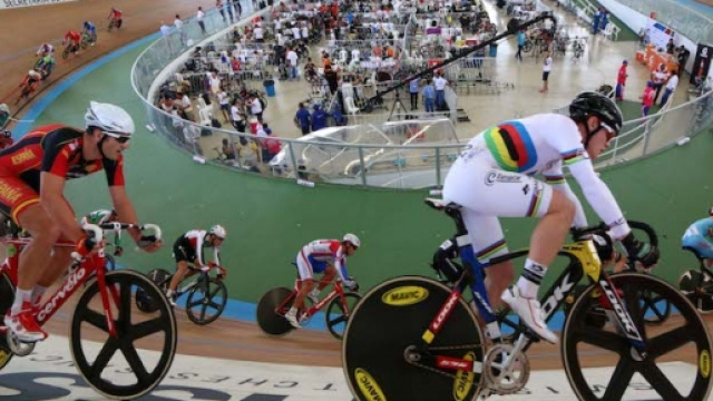 ciclisti in pista in un velodromo