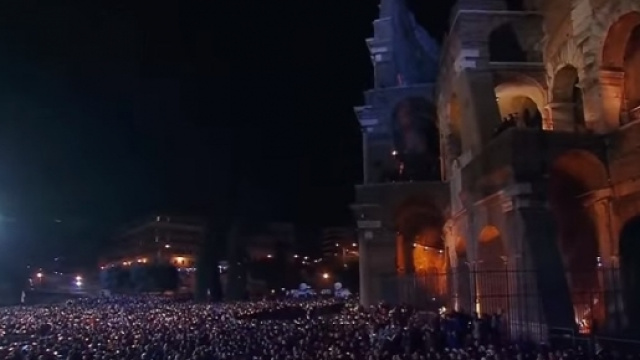 Via Crucis al Colosseo a Roma 2016