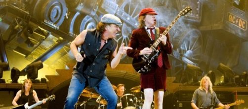 Brian Johnson e Angus Young in concerto