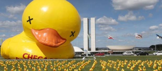 Fiesp coloca pato gigante em Brasília Fiesp coloca pato gigante em Brasília