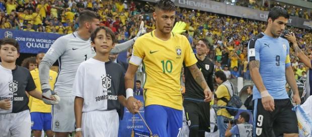 Neymar, na abertura do jogo: partida conturbada Neymar, na abertura do jogo: partida conturbada