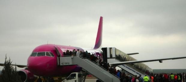 Incident tensionat într-un avion Wizz Air Incident tensionat într-un avion Wizz Air