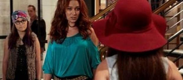 Isabela faz uma visita para Regina. Isabela faz uma visita para Regina.