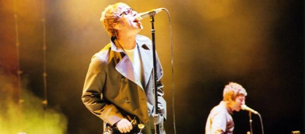Liam y Noel Gallagher tocando juntos con Oasis. Liam y Noel Gallagher tocando juntos con Oasis.