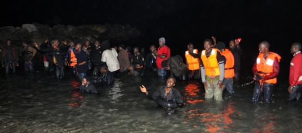 Llegada de hombres inmigrantes a la playa del Tarajal de Ceuta. Foto: FIDEL RASO Llegada de hombres inmigrantes a la playa del Tarajal de Ceuta. Foto: FIDEL RASO