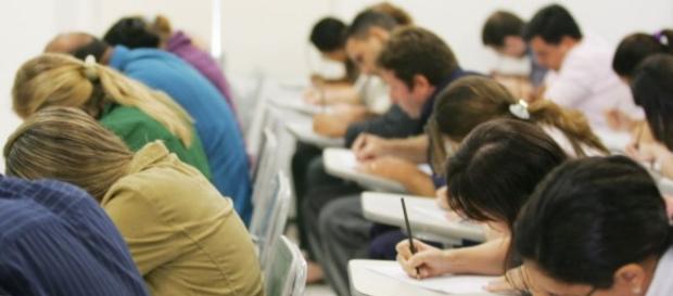 Cresceu o número de pessoas que se dedicam exclusivamente aos estudos Cresceu o número de pessoas que se dedicam exclusivamente aos estudos