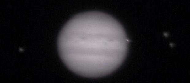 En esta foto pueden observarse las tres lunas de Júpiter y un punto brillante al lado del planeta, procedente del impacto grabado recientemente. En esta foto pueden observarse las tres lunas de Júpiter y un punto brillante al lado del planeta, procedente del impacto grabado recientemente.