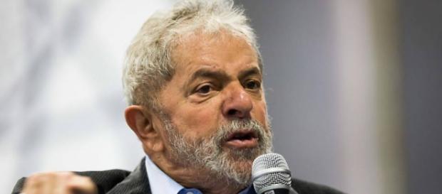 Lula em discurso com militantes do PT Lula em discurso com militantes do PT