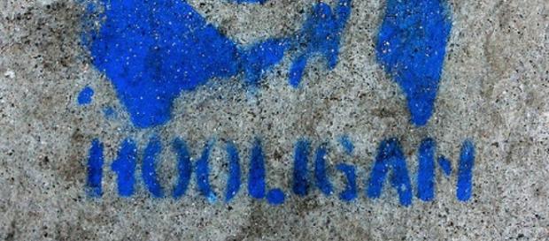 Nonostante il divieto, gli hooligan sono scesi in strada. Nonostante il divieto, gli hooligan sono scesi in strada.