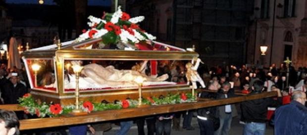 Un'immagine dalla processione che sta facendo tanto discutere. Un'immagine dalla processione che sta facendo tanto discutere.