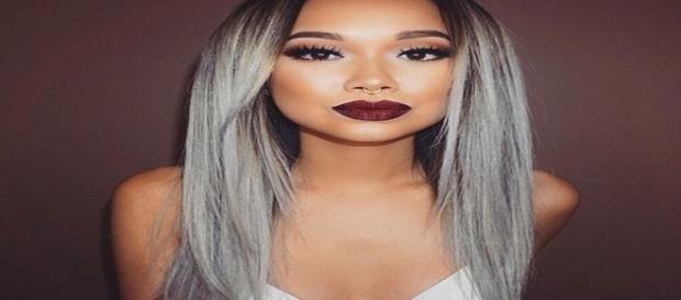 una chica con el pelo, como su abuela una chica con el pelo, como su abuela