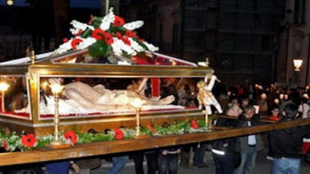 Un'immagine dalla processione che sta facendo tanto discutere.