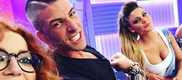 Amor entre dos mujeres en MYHYV. Amor entre dos mujeres en MYHYV.