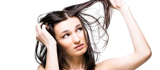 chica con el pelo muy grasiento chica con el pelo muy grasiento