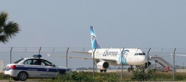 Membri dell'equipaggio e 5 stranieri in ostaggio sul volo MS181 Egypt Air Membri dell'equipaggio e 5 stranieri in ostaggio sul volo MS181 Egypt Air